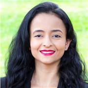 Leciono sobre direito e metodologia da pesquisa em faculdades, e sou instrutora de terapias integrativas em centros holísticos